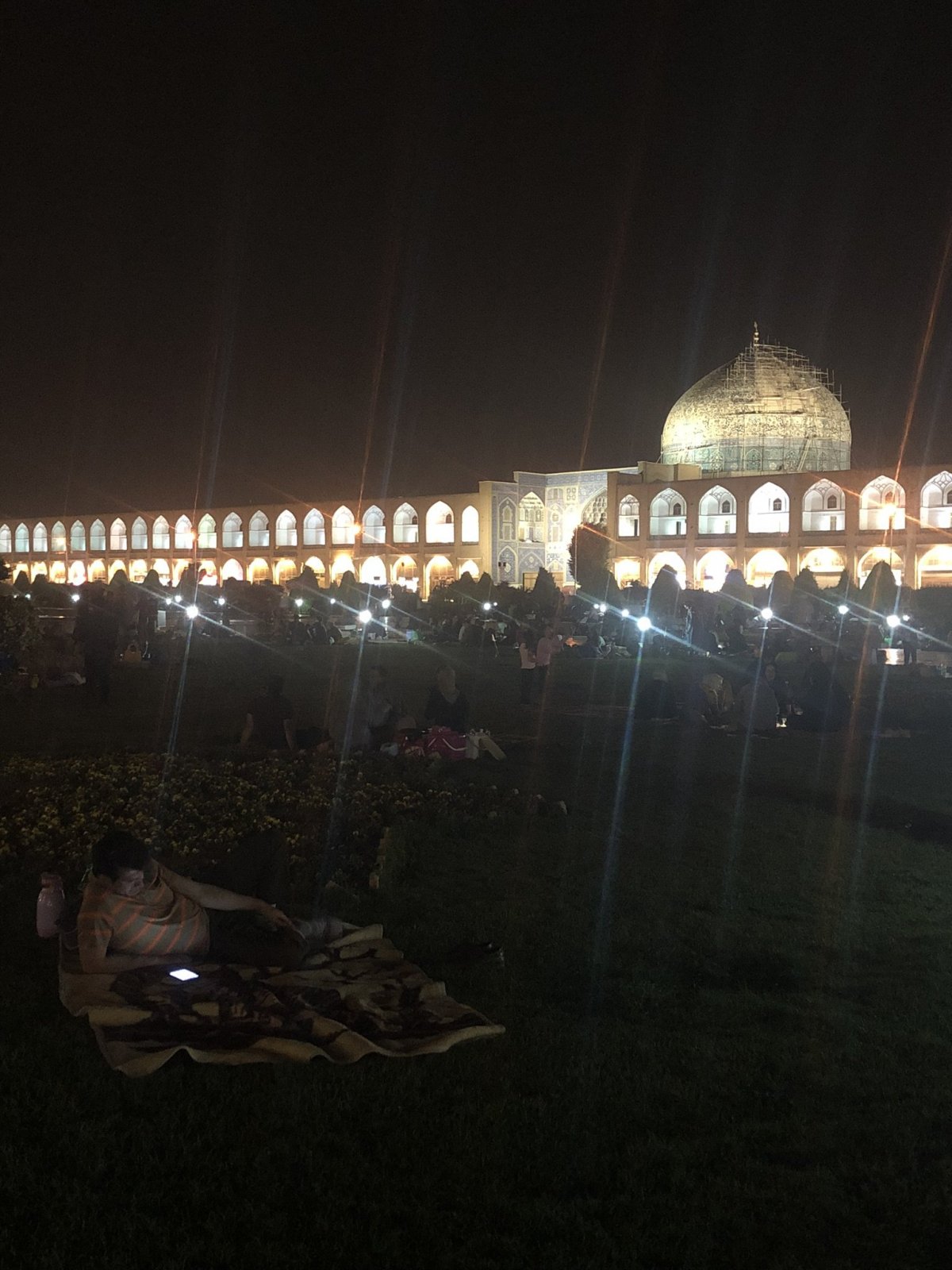 Náměstí Naqsh-e Jahan Square. Piknikové deky večer zaberou všechna místa s trávou.