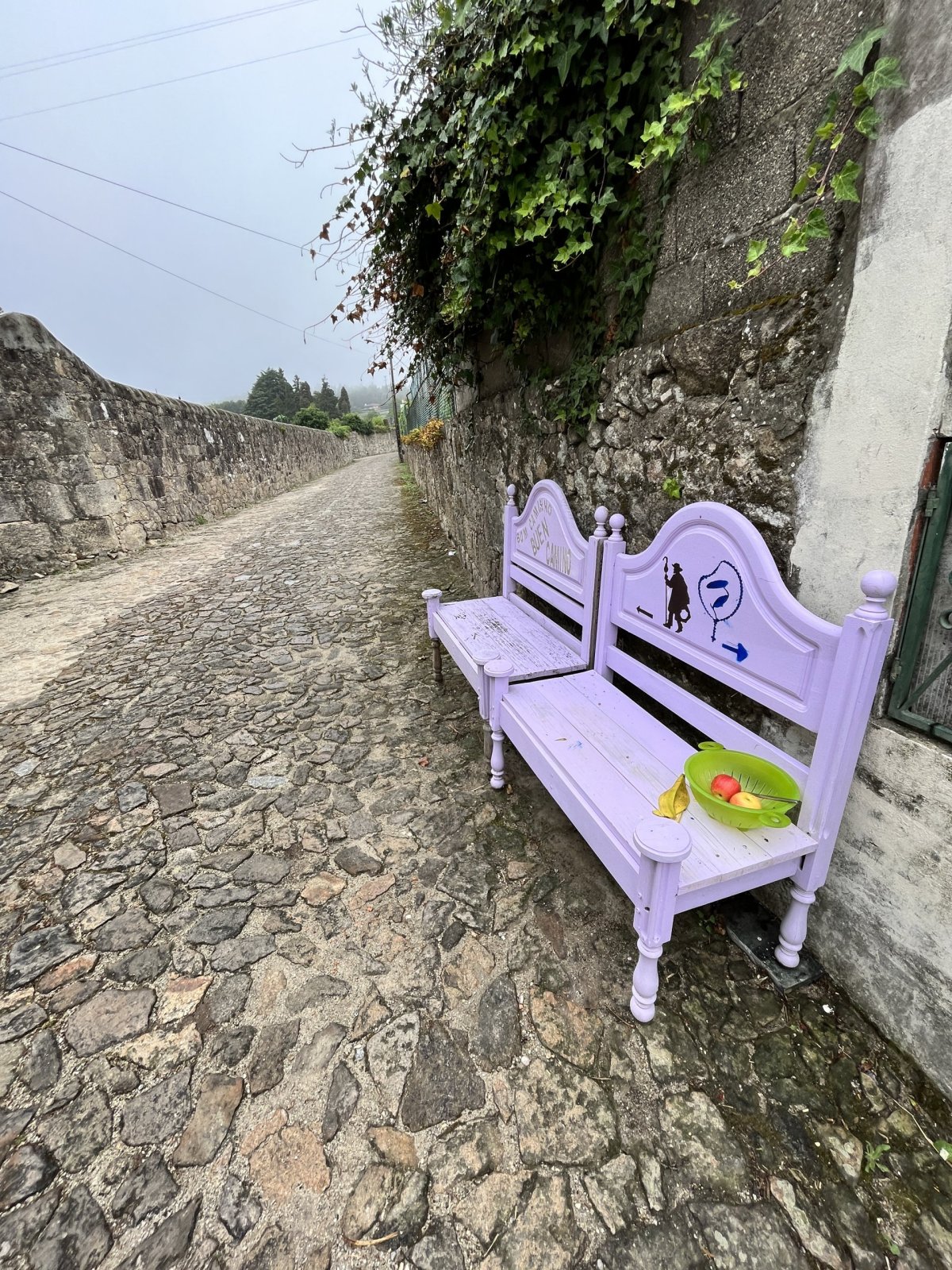 Lavička pro poutníky a jablíčka