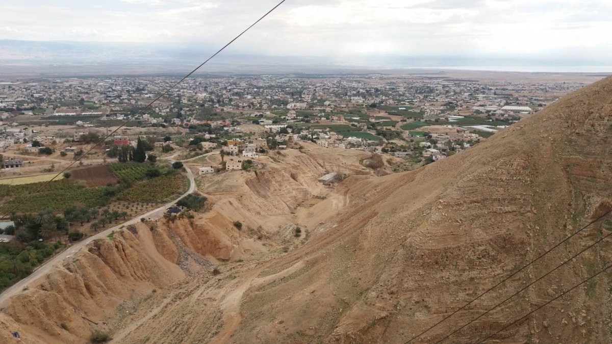 Pohled ze starého kláštera St. George Orthodox Monastery in Wadi Qelt dolů na Jericho.