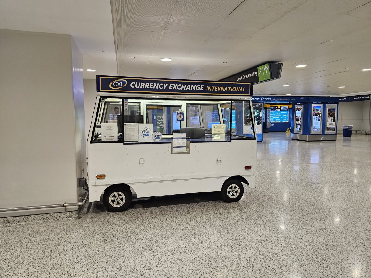 Směnárna peněz v příletové hale