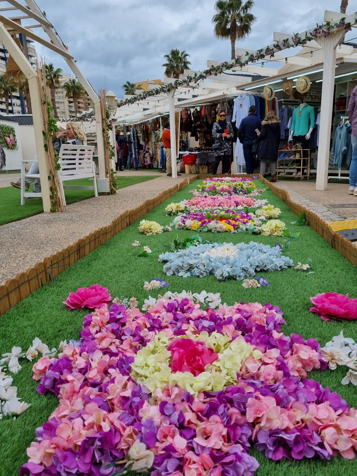 trh po cestě na pláž