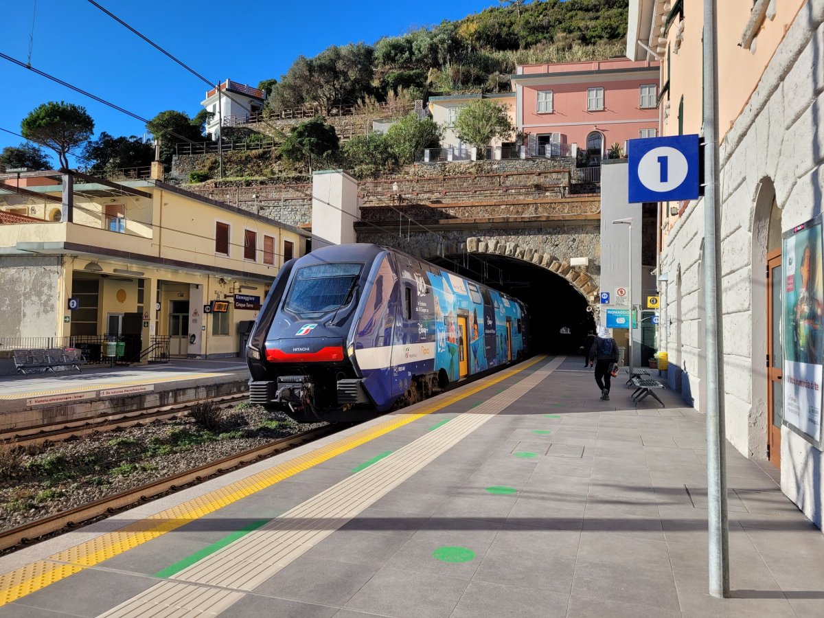 Vlak přijíždějící od Sestri Levante