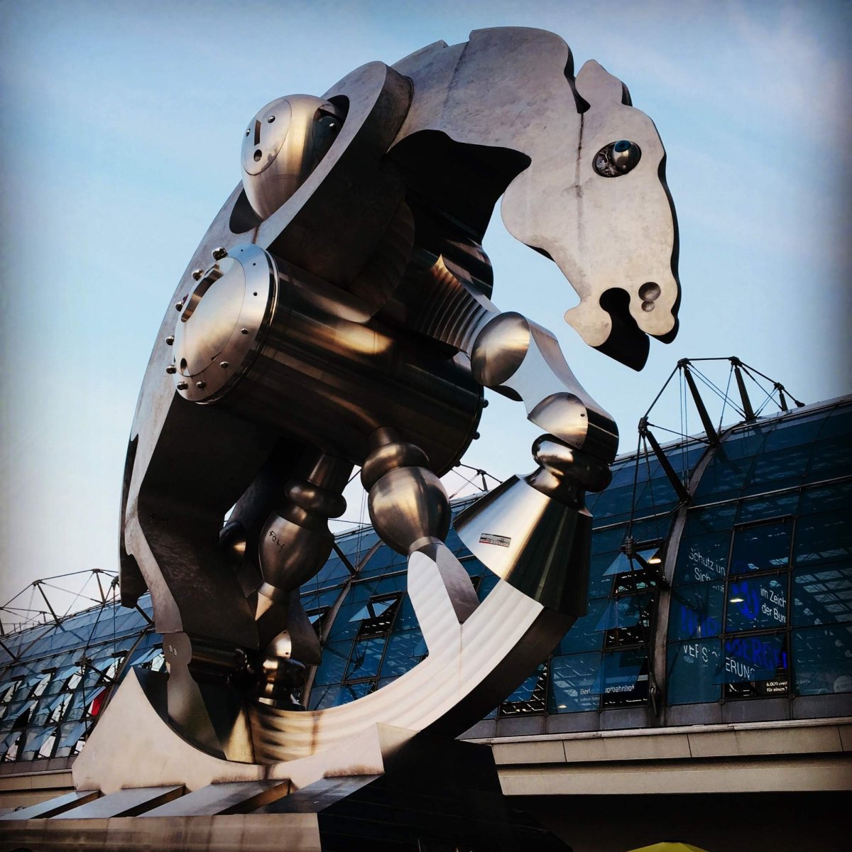 Socha před nádražím