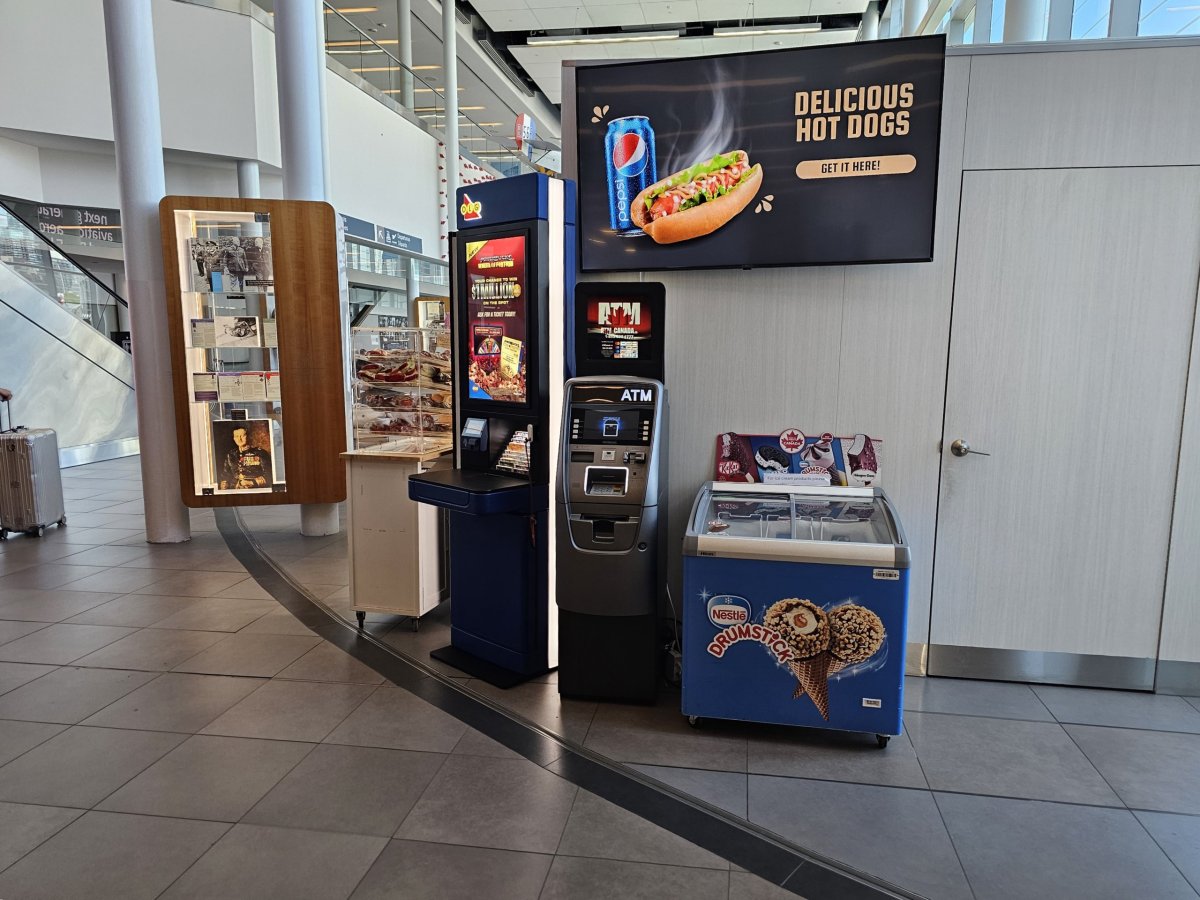 Bankomat v příletové hale