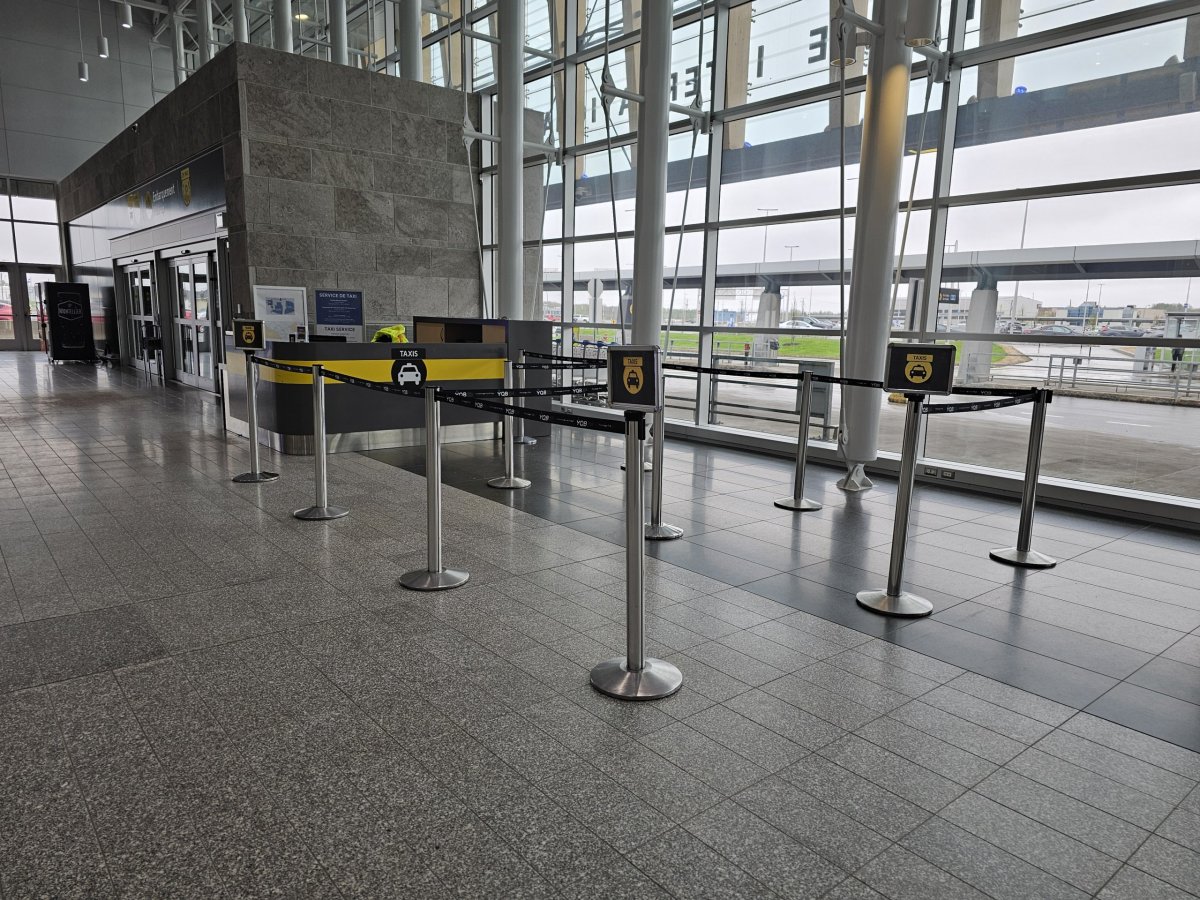 Stanoviště taxi uvnitř příletové haly