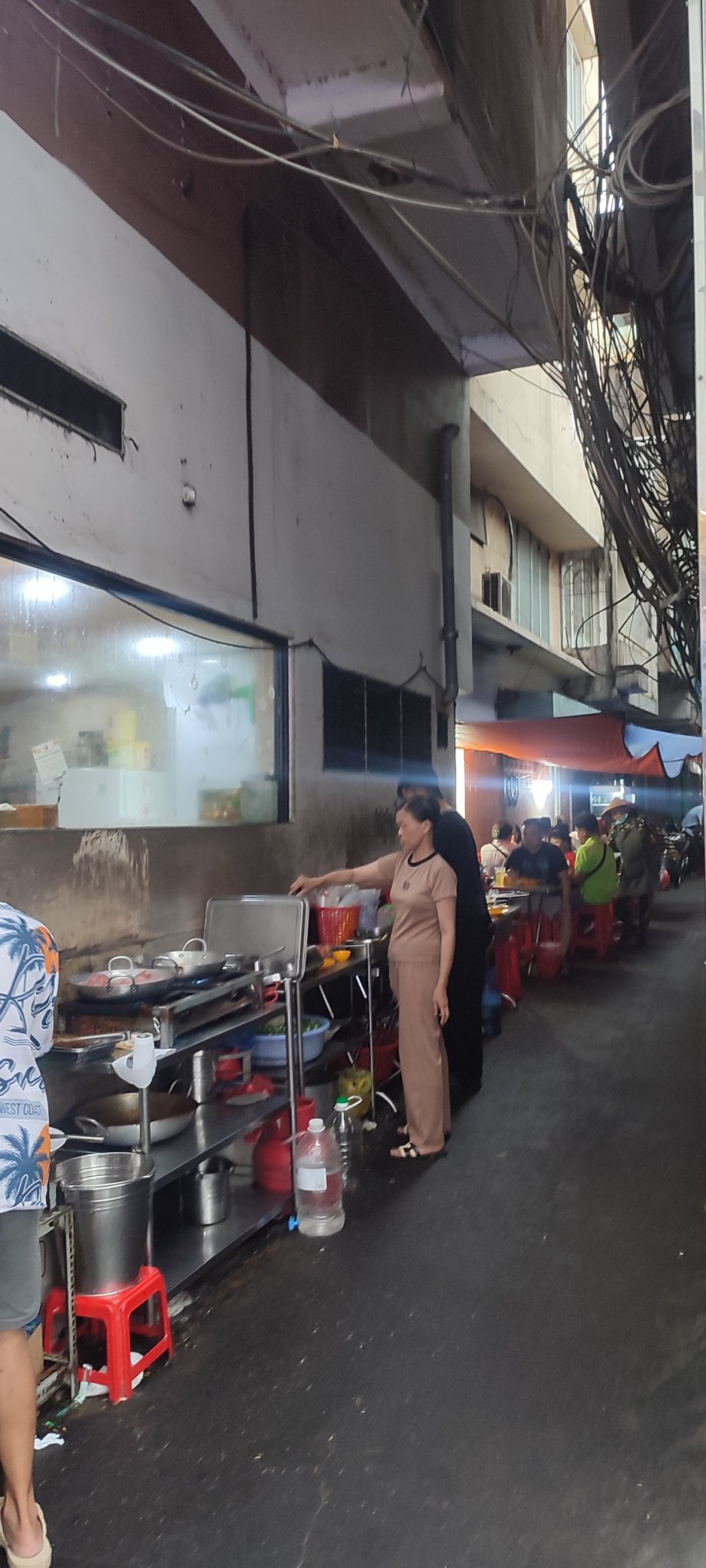 Typické kuchyně v ulicích, dost často mnoho švábů 