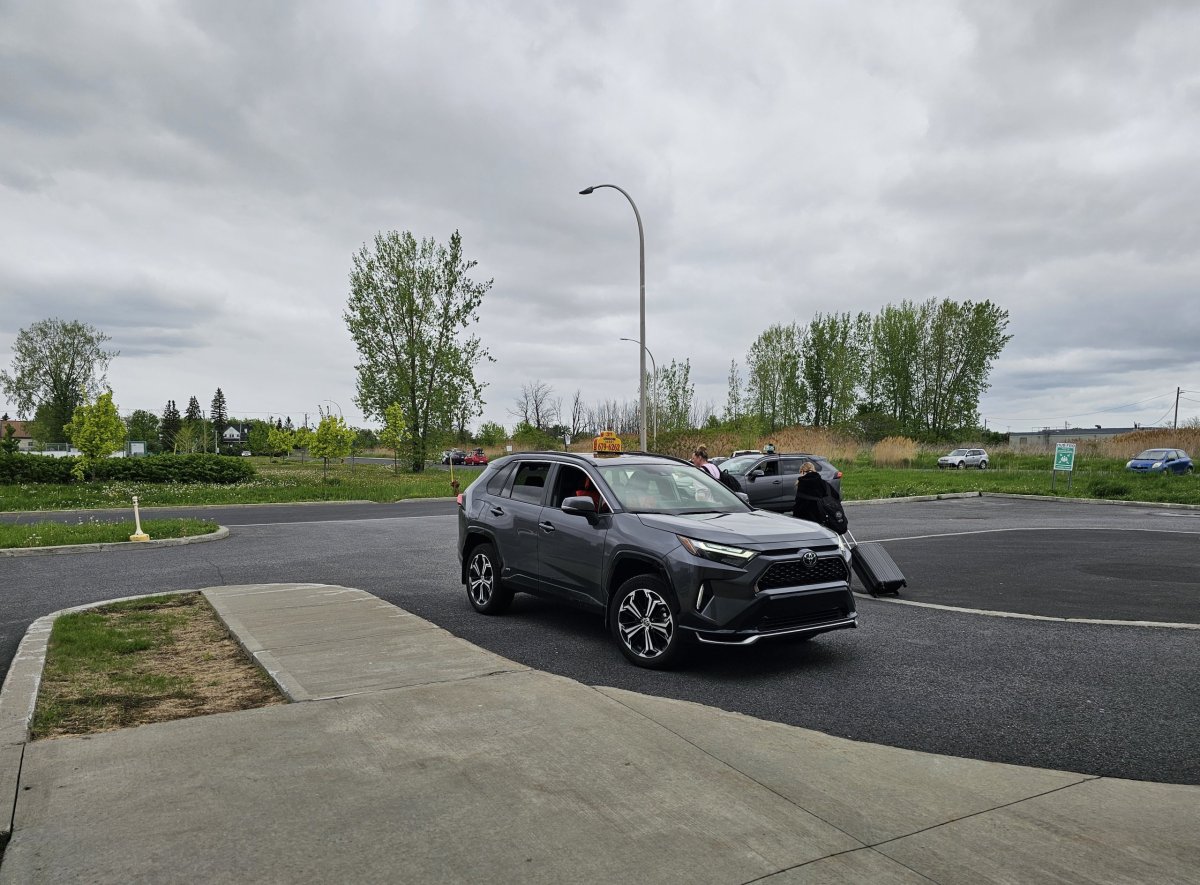 Taxíky před terminálem