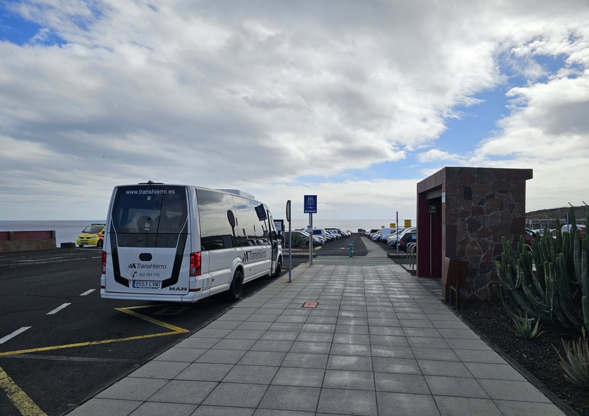 Zastávka autobusu před terminálem