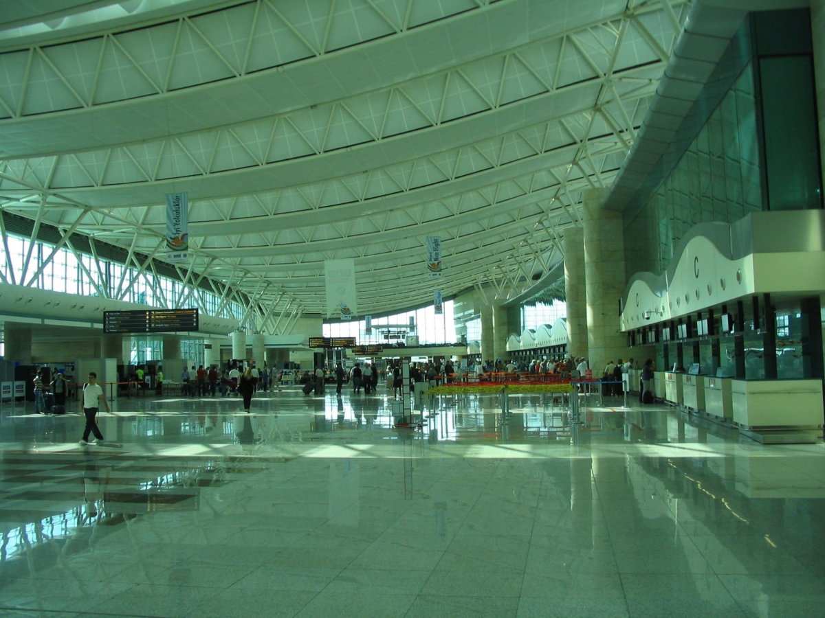 Téměř liduprázdné letiště v hlavním městě Turecka