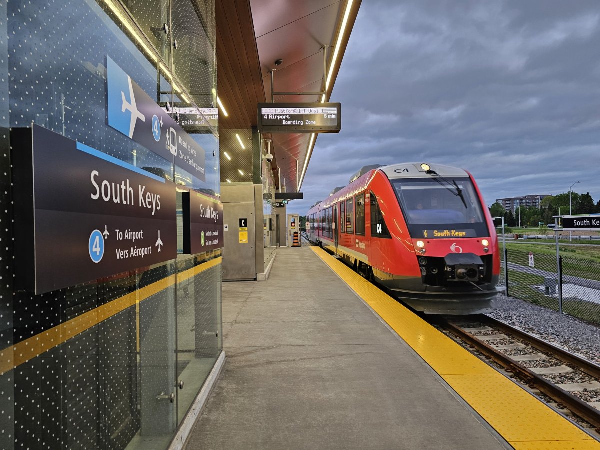 South Keys, přestupní stanice na vlak směr letiště