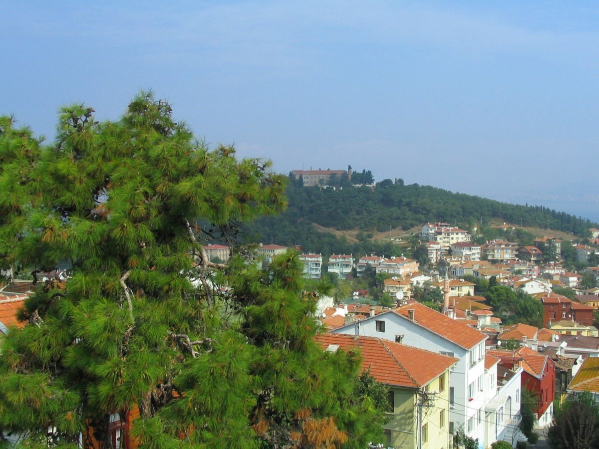 Heybeliada z balkónu: na kopci stojí bývalý pravoslavný seminář*