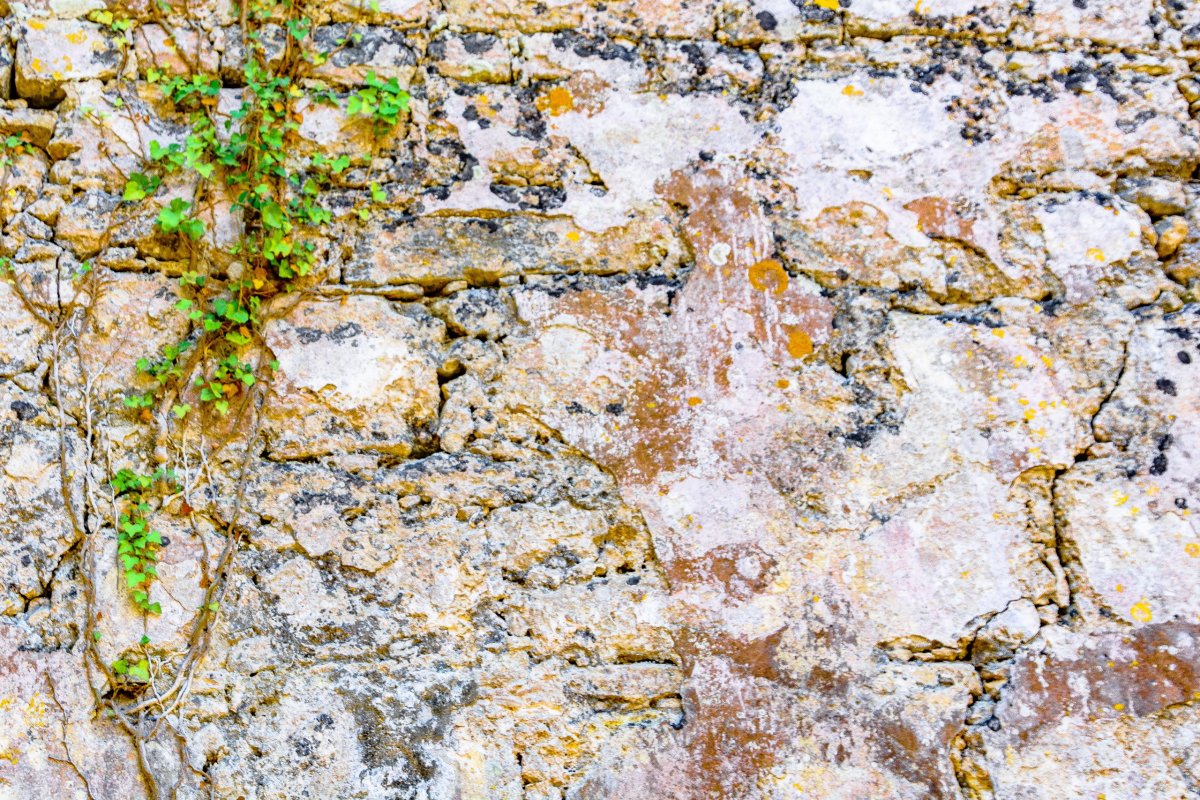 Původní zdi v pevnosti (Bochali)