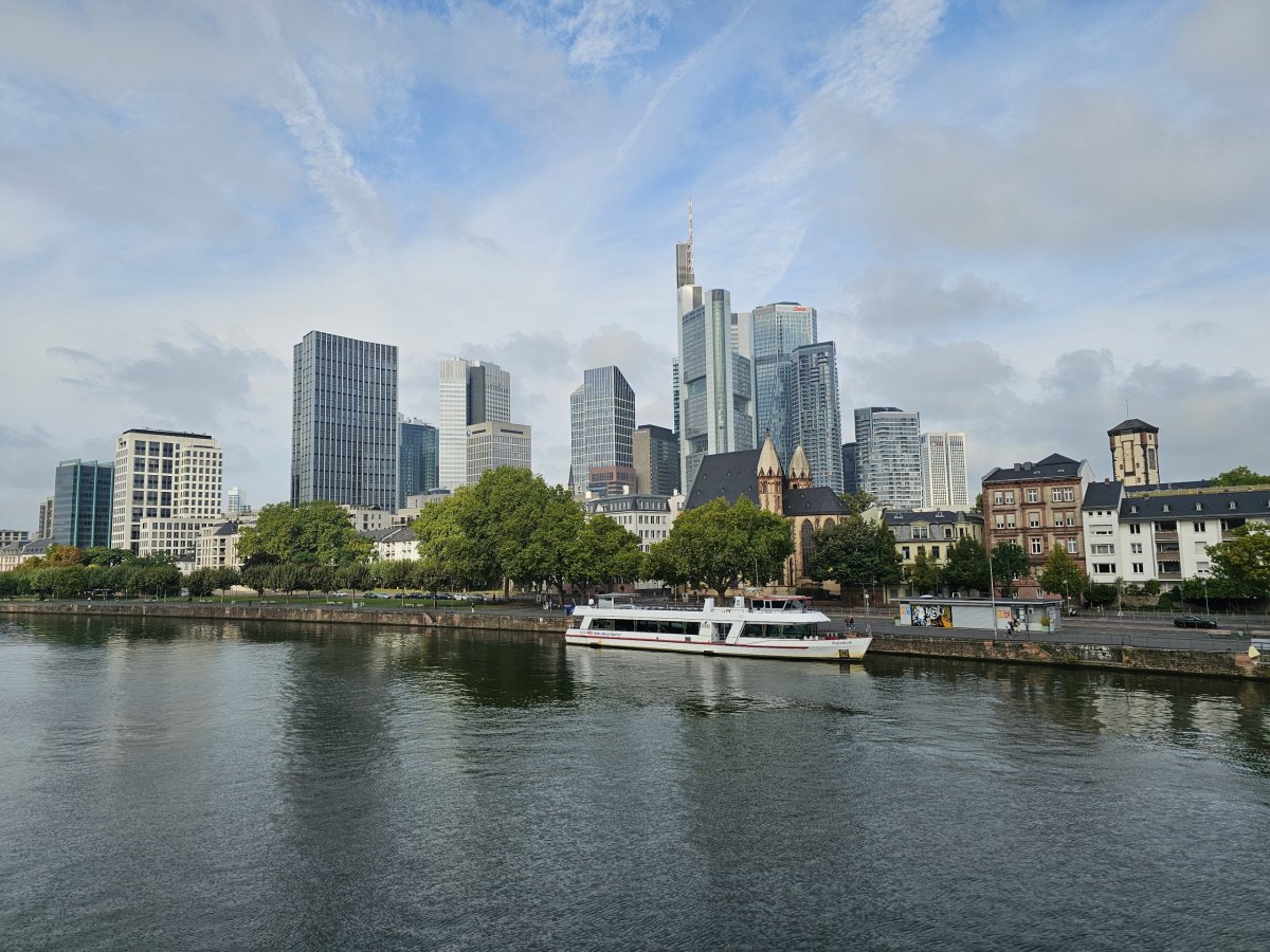 Vyhlídka z Eiserner Steg na moderní centrum