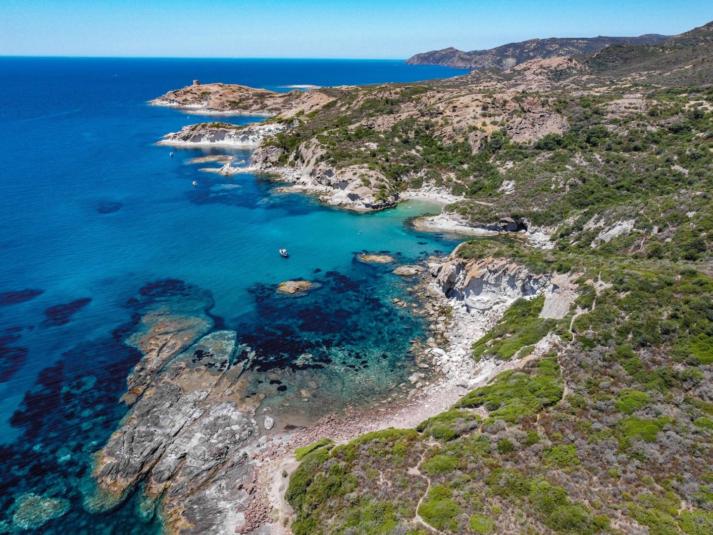 sardinie-okru-n-j-zda-kolem-cel-sardinie-co-vid-t-a-nejhez-pl-e