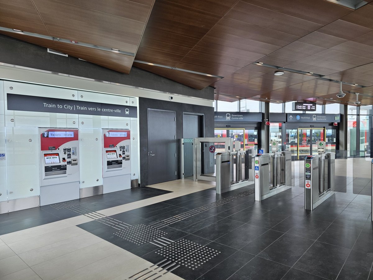 Automaty na jízdenky a turnikety pro vstup do stanice vlaku