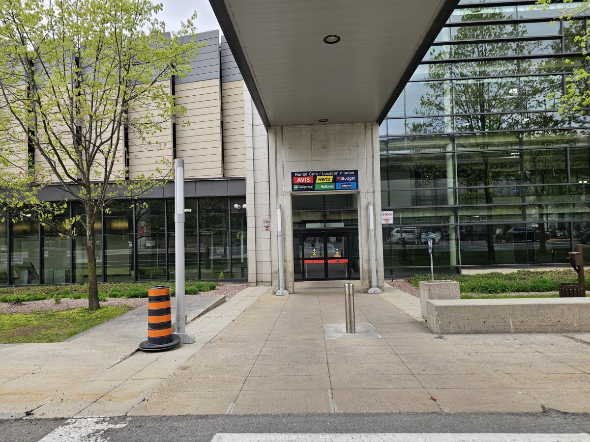 Budova s autopůjčovnami