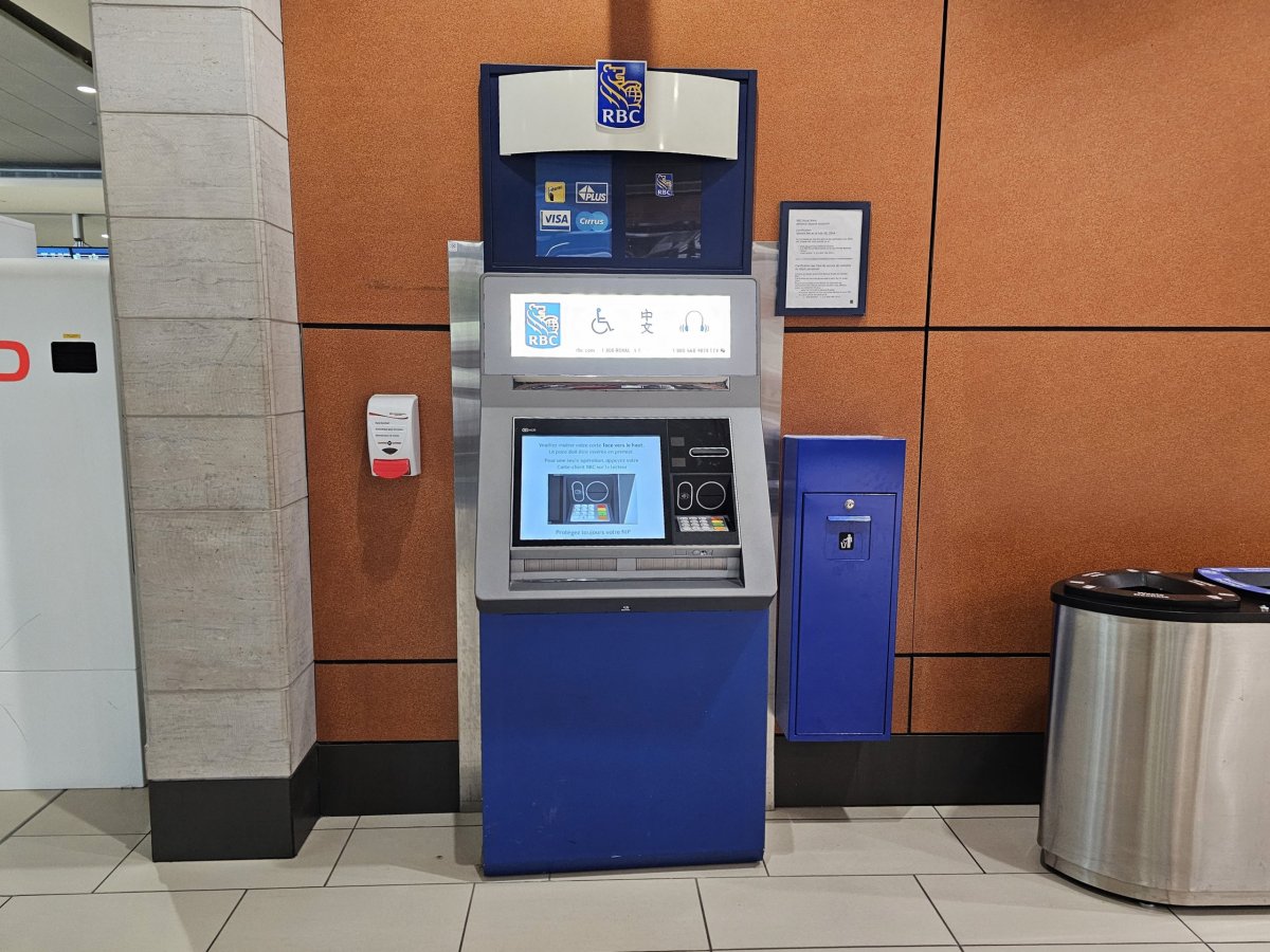 Bankomat RBC v odletové hale