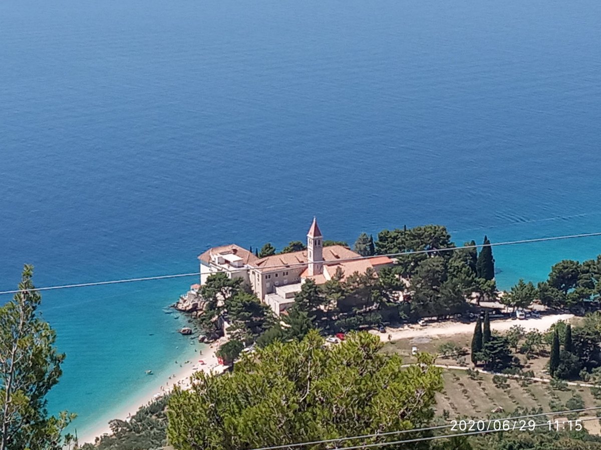 Dominikásnký klášter ze silnice nad Bolem