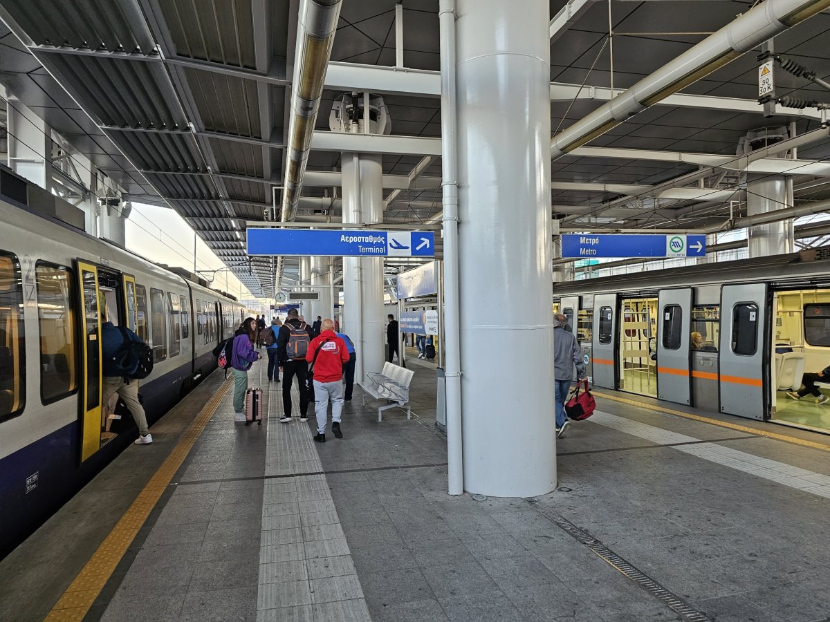 Rozdělení kolejí na nástupišti: vlevo příměstský vlak, vpravo metro