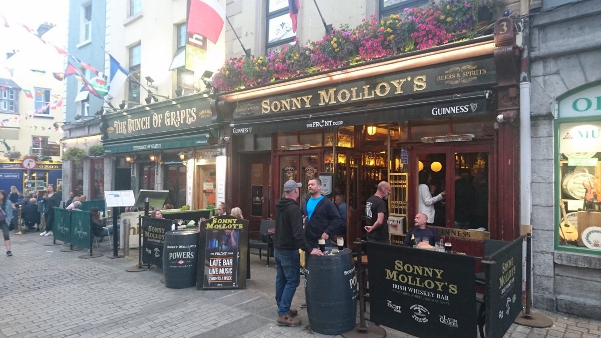 Bary a puby v centru Galway