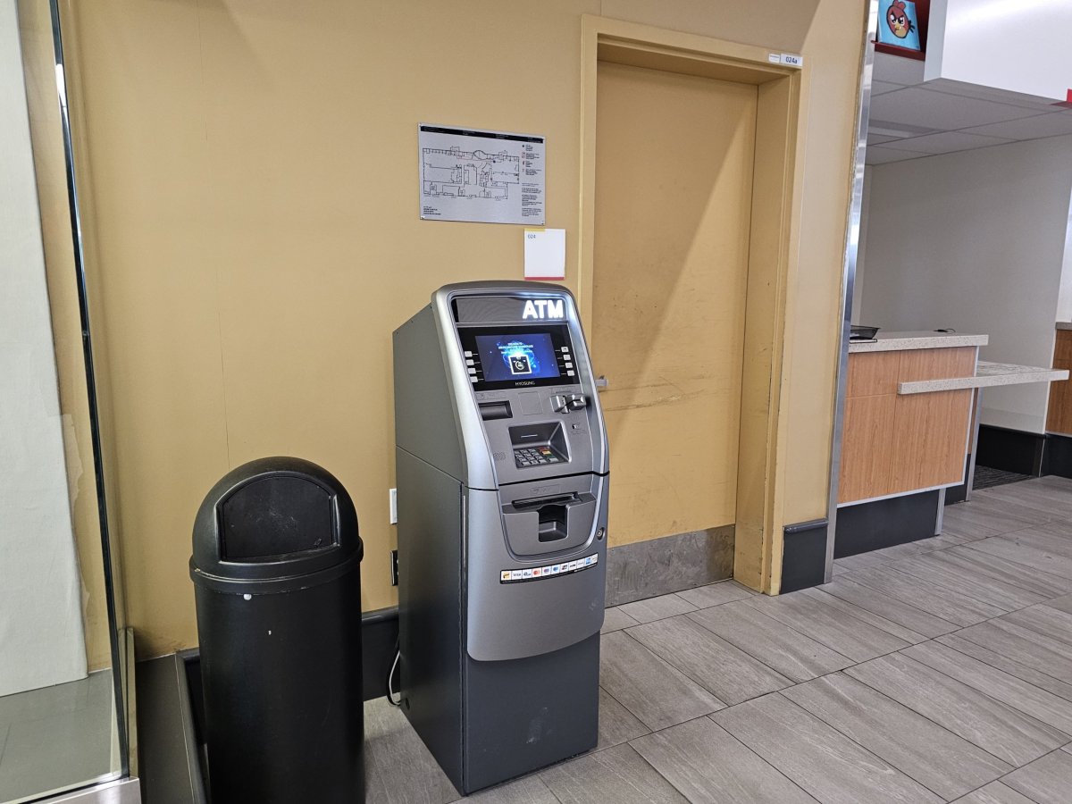 Bankomat v příletové hale