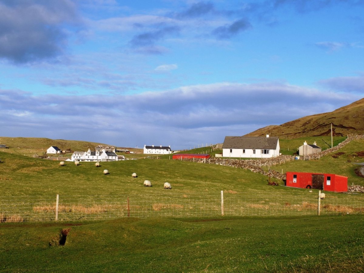 Skye - spoustu rozesetých bílých domečků a ovcí po krajině