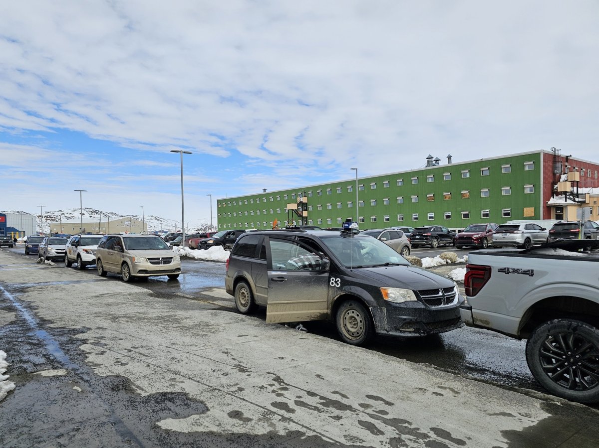 Taxi před příletovou halou