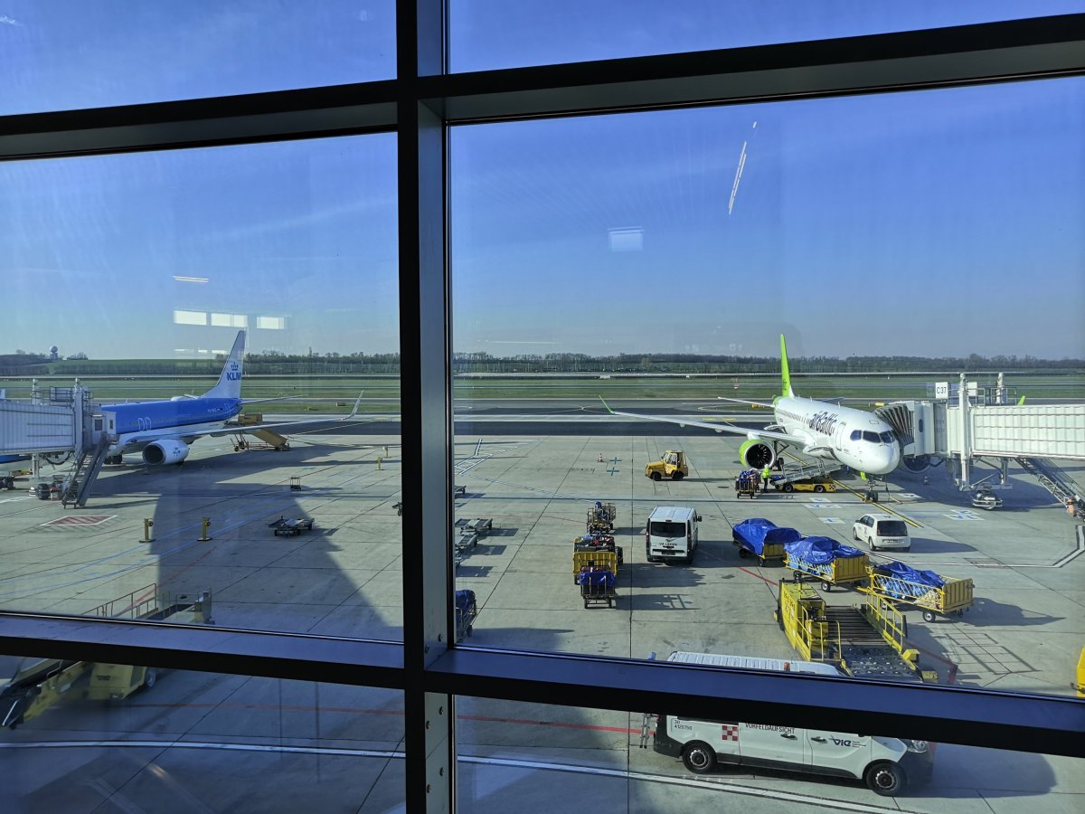 Airbus A220 (vpravo) ve srovnání s Boeingem 737 (vlevo)