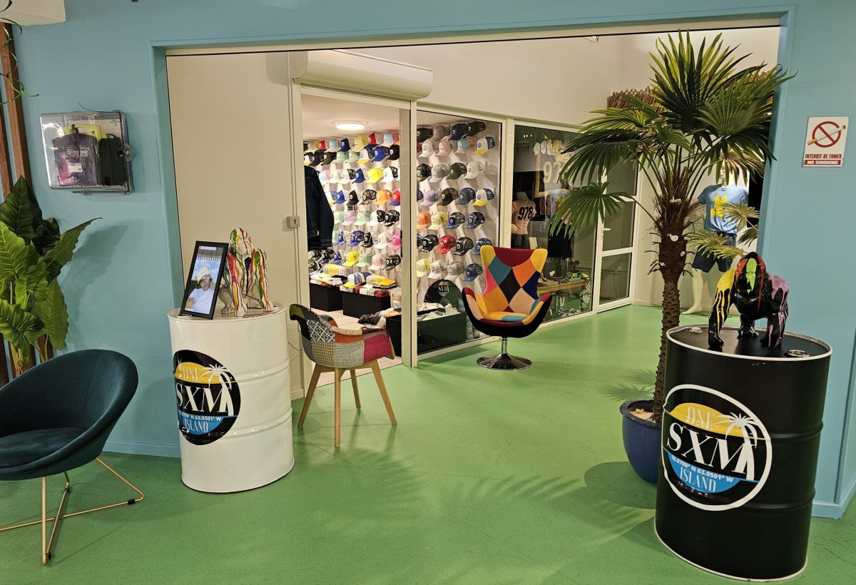 Obchod se suvenýry ve veřejné části