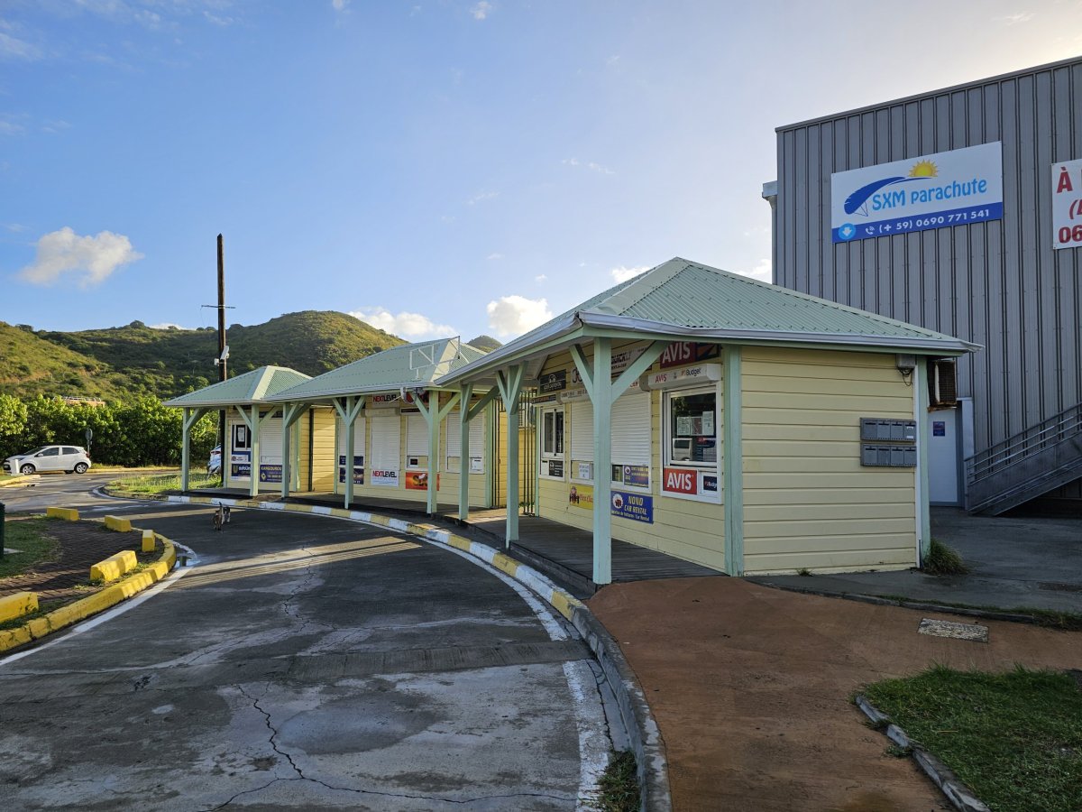 Přepážky autopůjčoven, letiště SFG