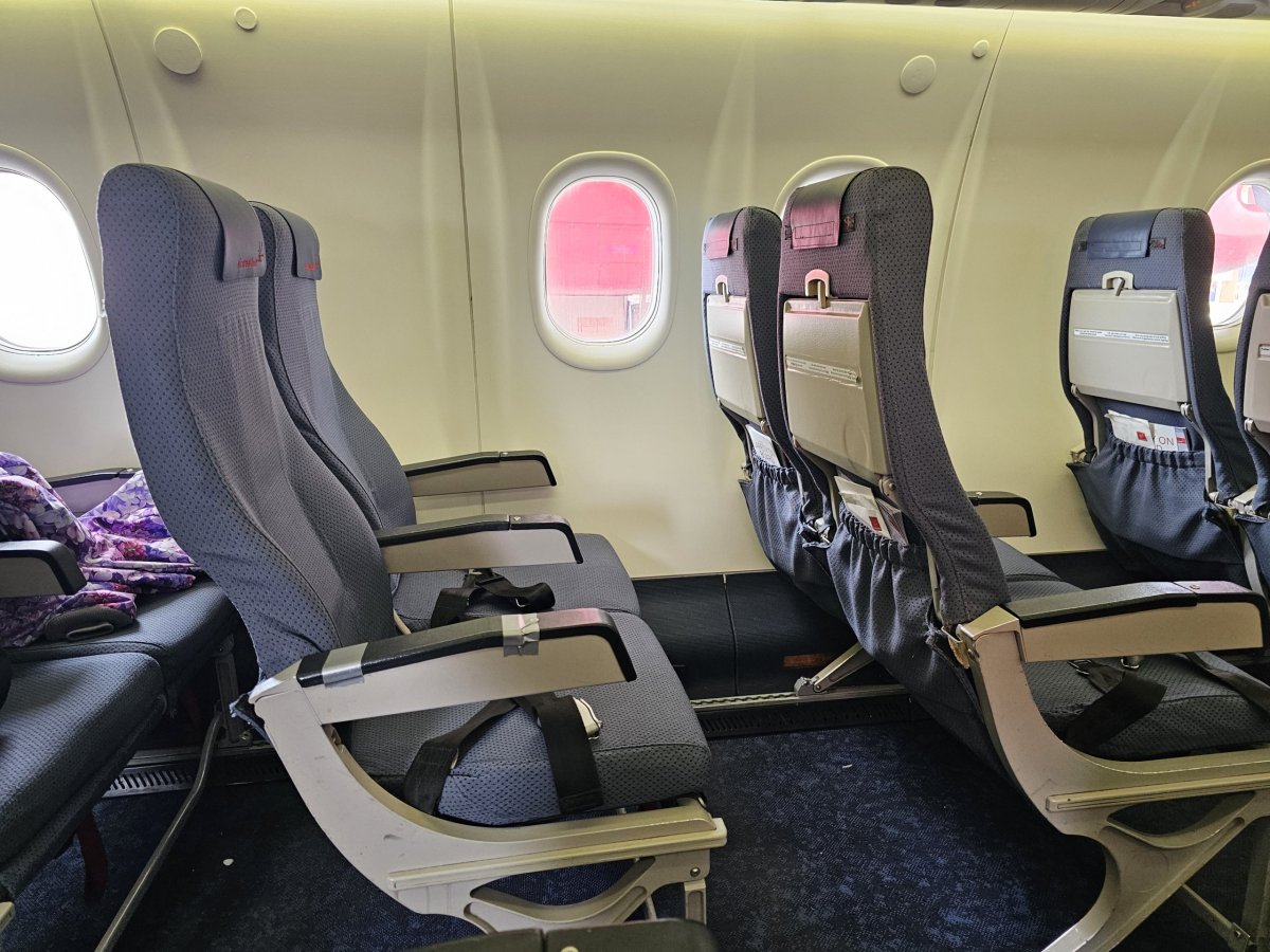 Interiér, Dash 8-200