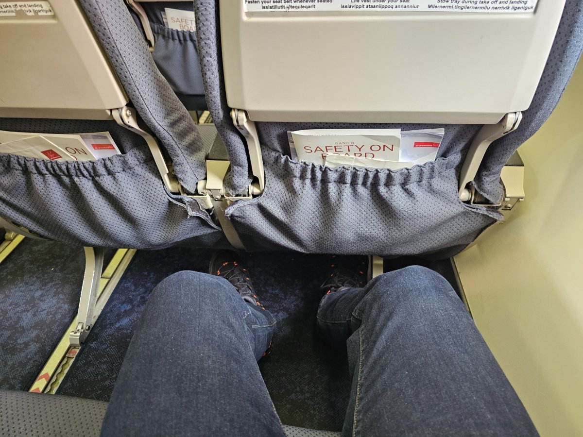 Prostor pro nohy v letadle Dash 8-200