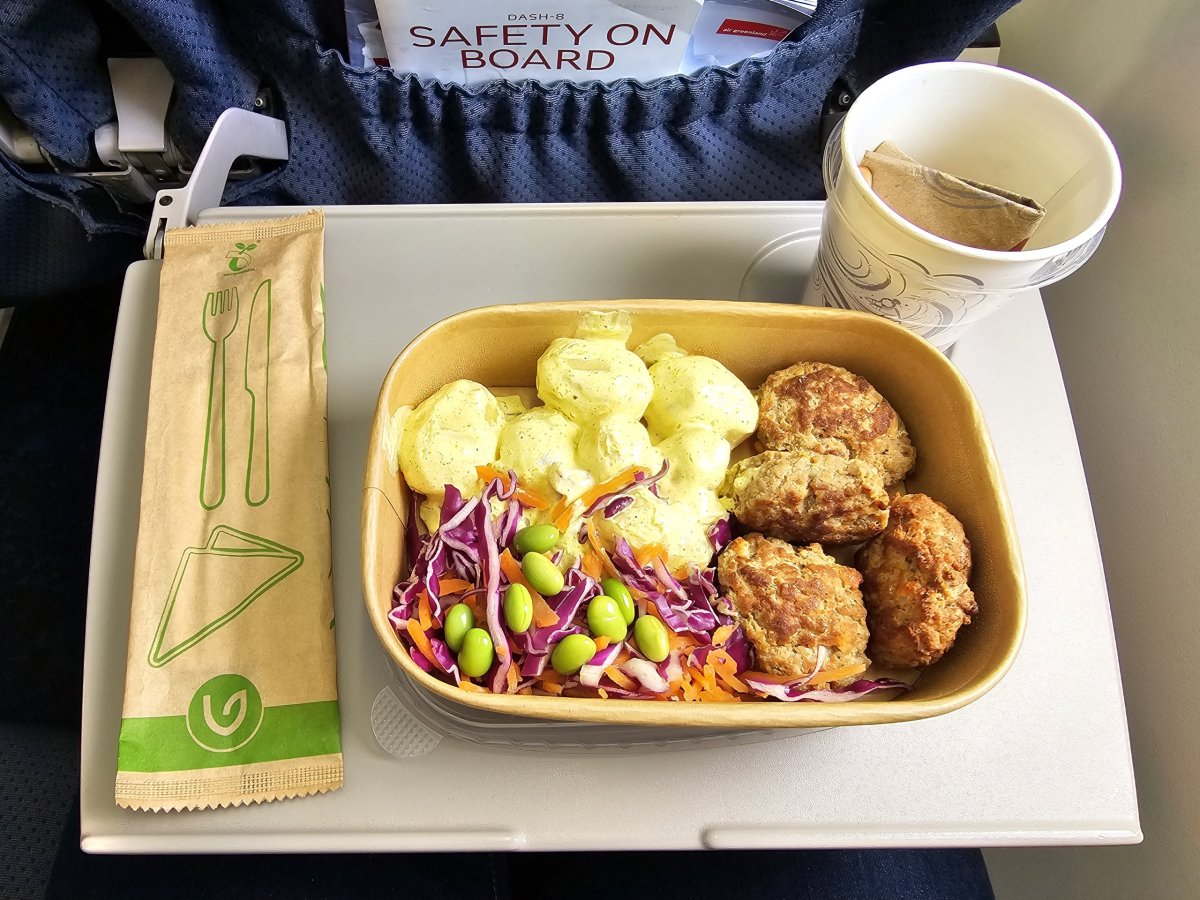 Hlavní jídlo, mezinárodní let Iqaluit-Nuuk