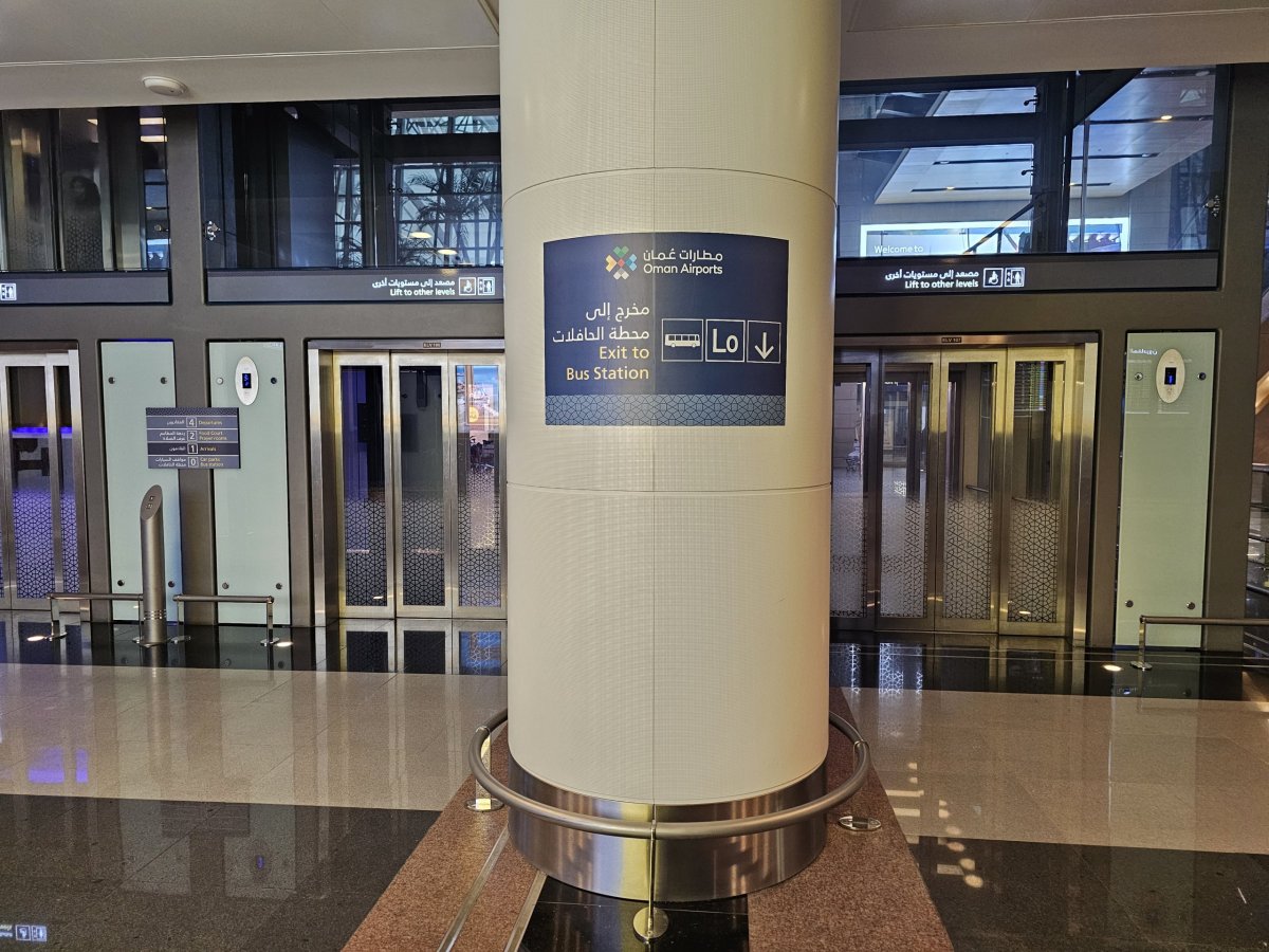 Směr k autobusům veřejné dopravy (suterén)