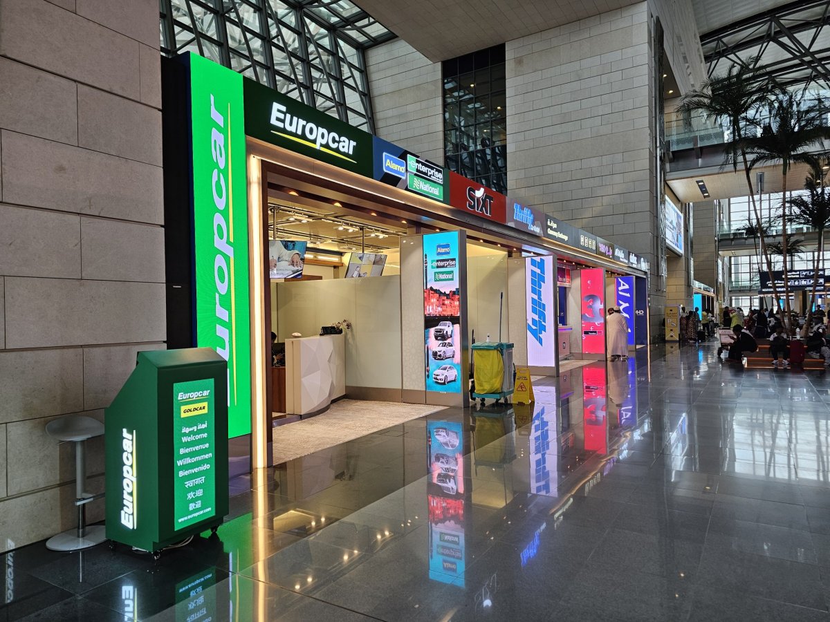 Přepážky autopůjčoven v příletové hale