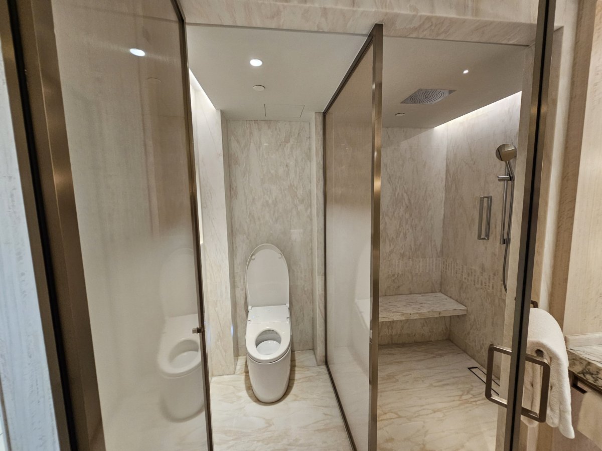 Sprcha a WC - otevřené dveře