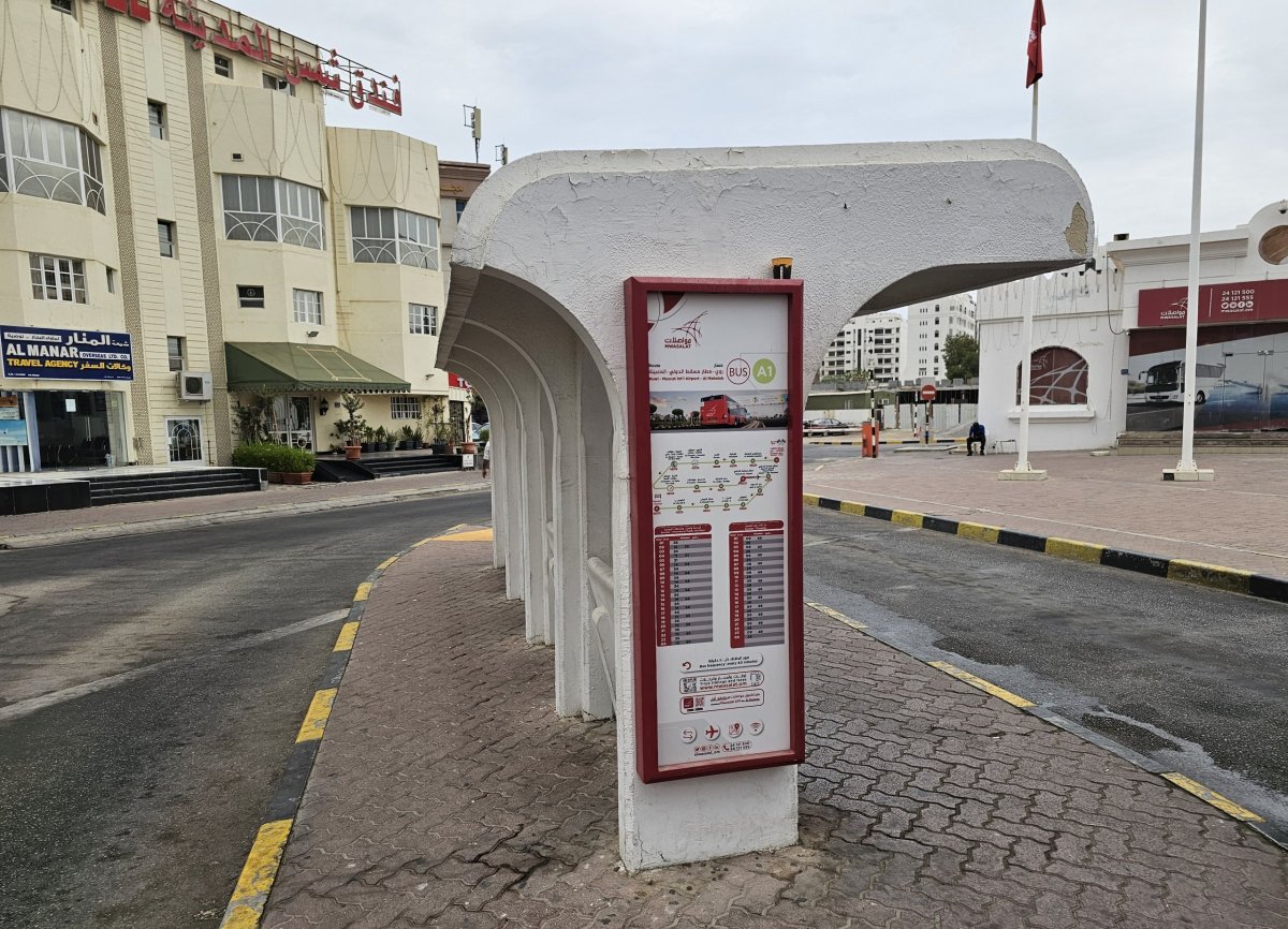 Zastávka směr letiště na autobusové stanici Ruwi