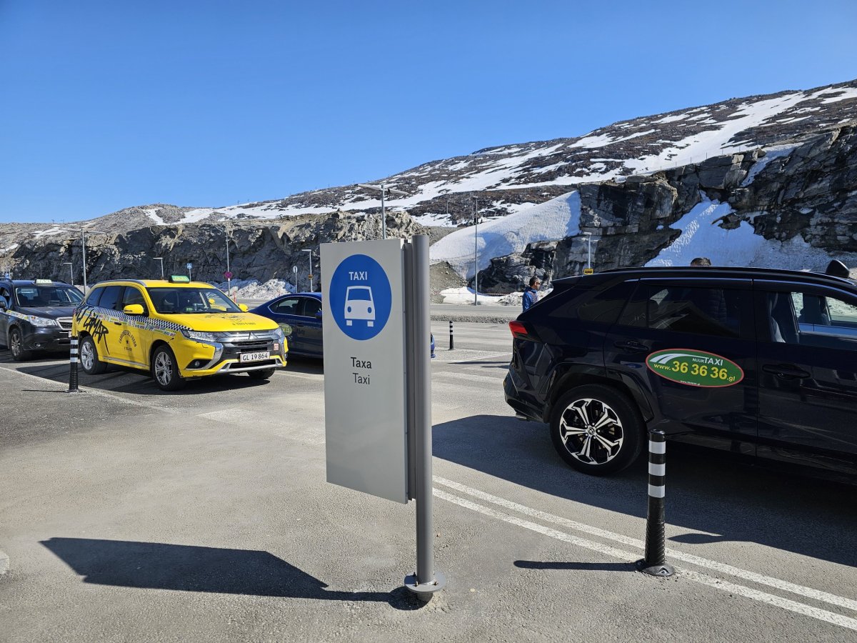 Taxi před terminálem