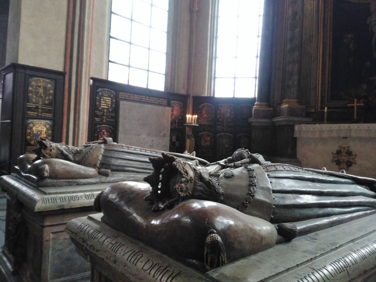 hrobky králů u hlavního oltáře