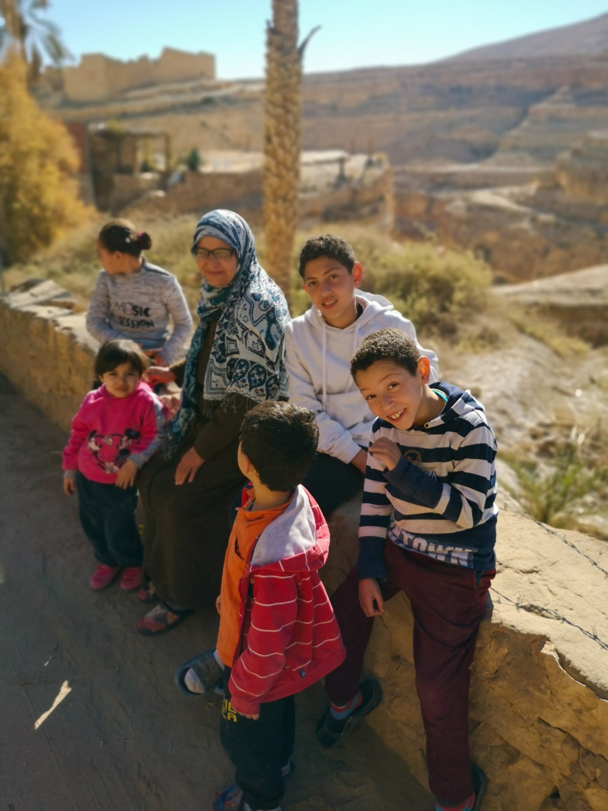 Tuniská rodina u kaňonu Midés