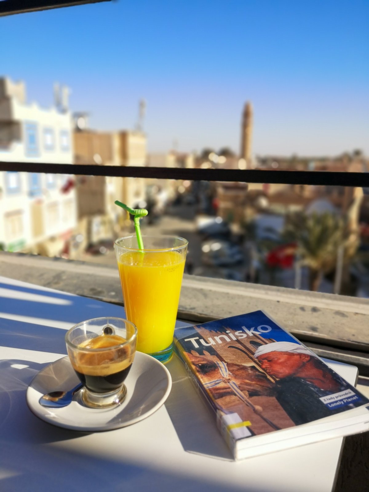 Káva a fresh juice na střešní terase ve městě Tozeur