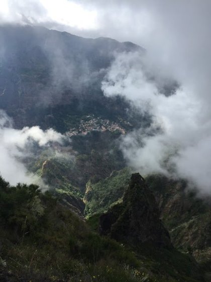 Pohledy na Curral das Freiras, při výstupu na Pico Grande