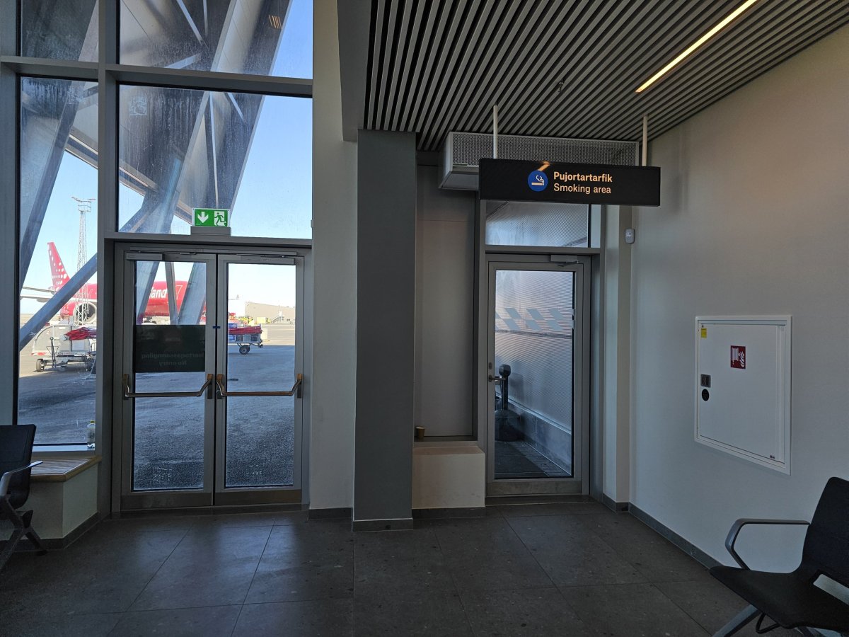 Kuřárna v tranzitní části