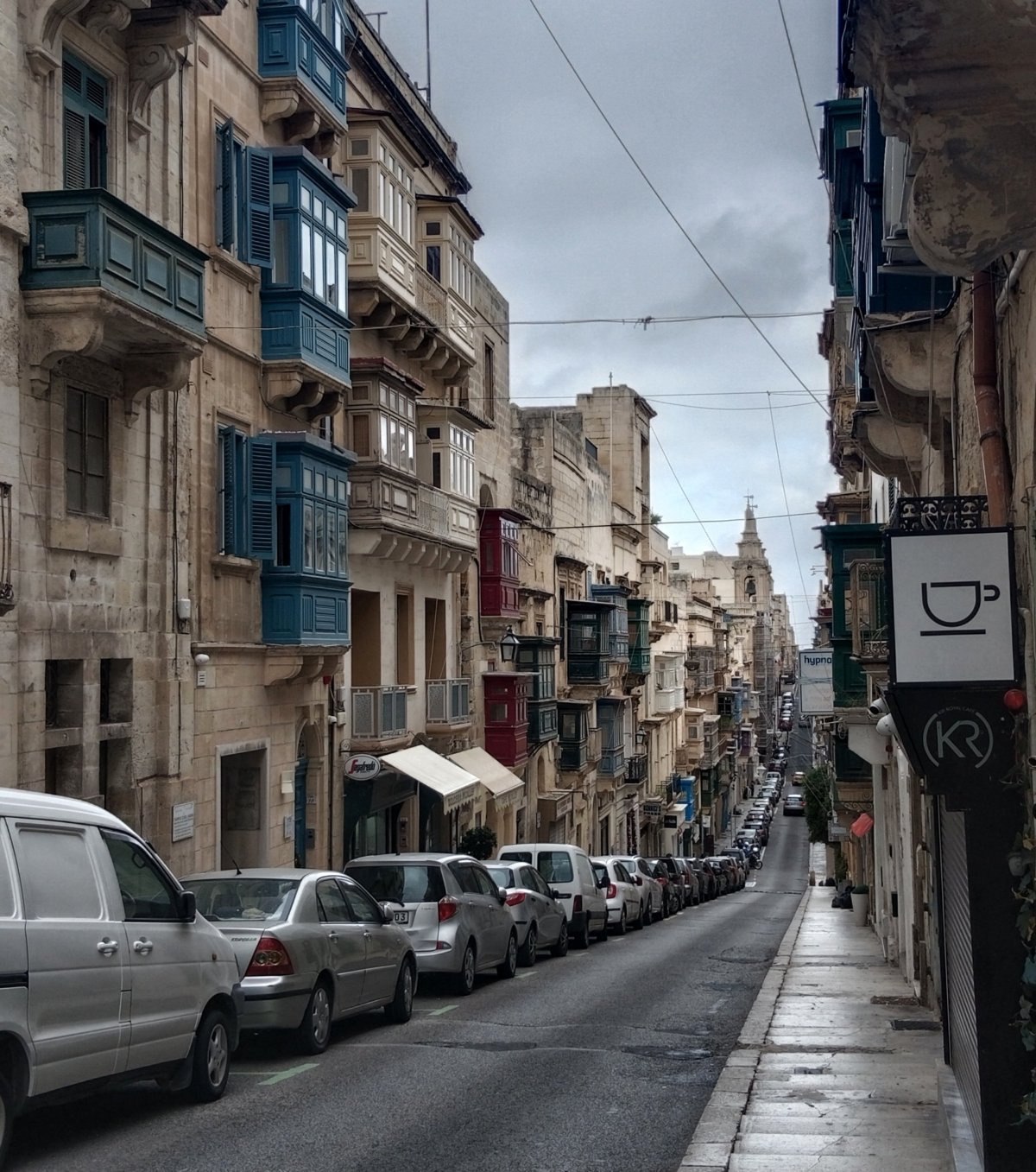 Ulice Valletty všimněte si typických Maltských balkonů 