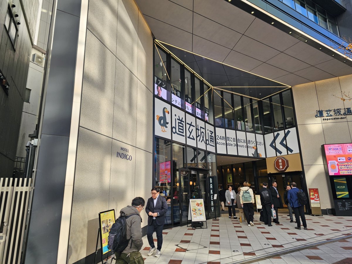 Vedlejší vstup z hlavní ulice přes obchodní centrum