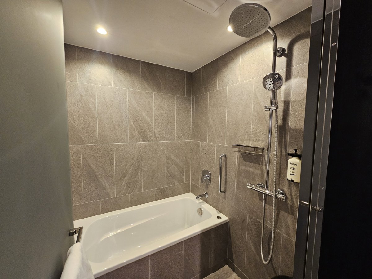 Sprchový kout a vana