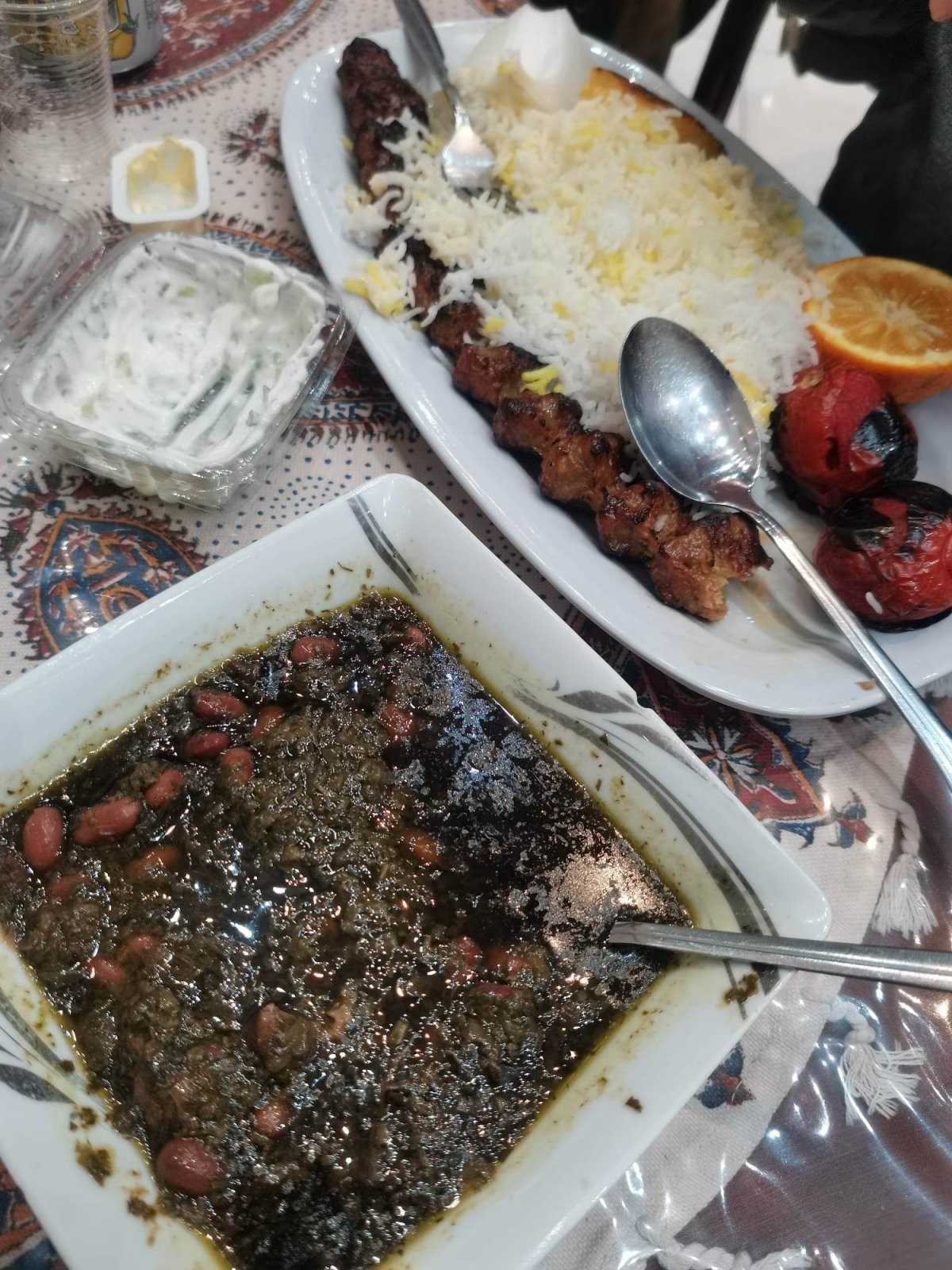 První jídlo z bistra v Tehranu