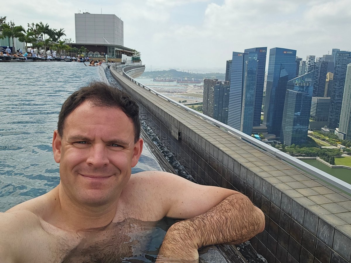 Já ve střešním bazénu hotelu Marina Bay Sands
