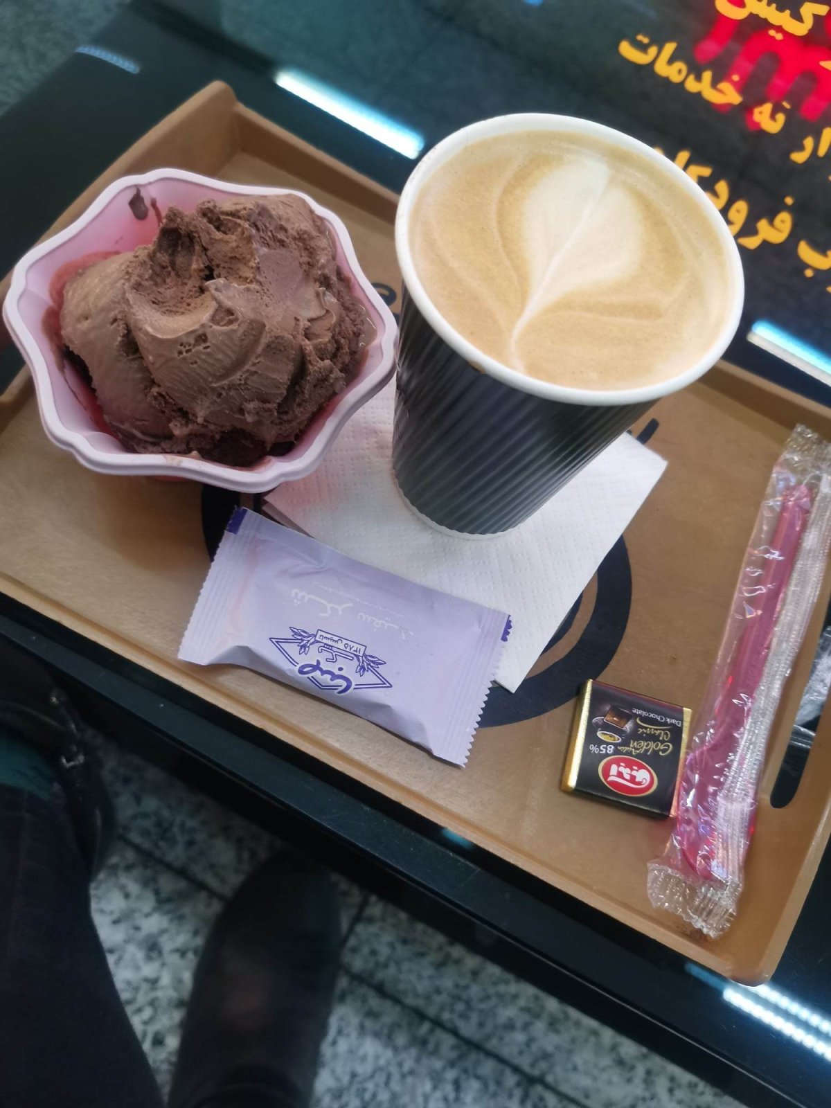 Čoko zmrzka a kafčo na letišti Mehrabad (v přepočtu za asi 18 Kč)