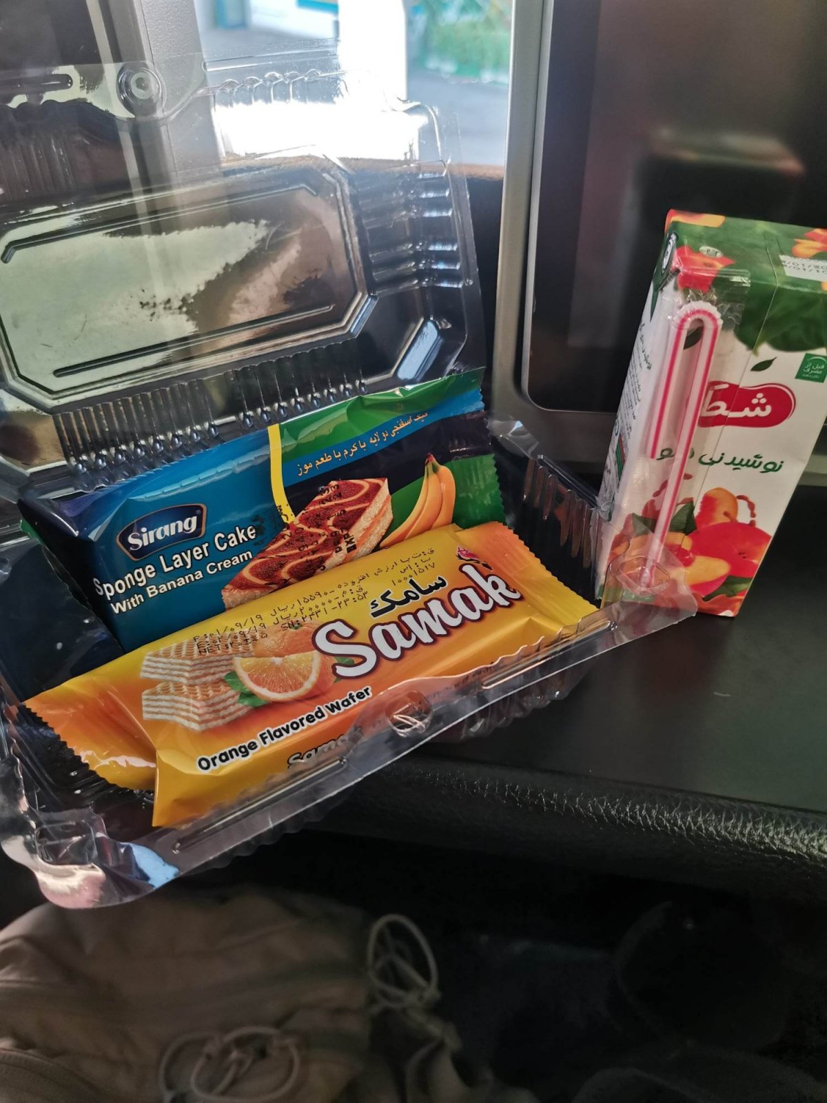 Snack ve VIP busu - 2 sušenky a džusík